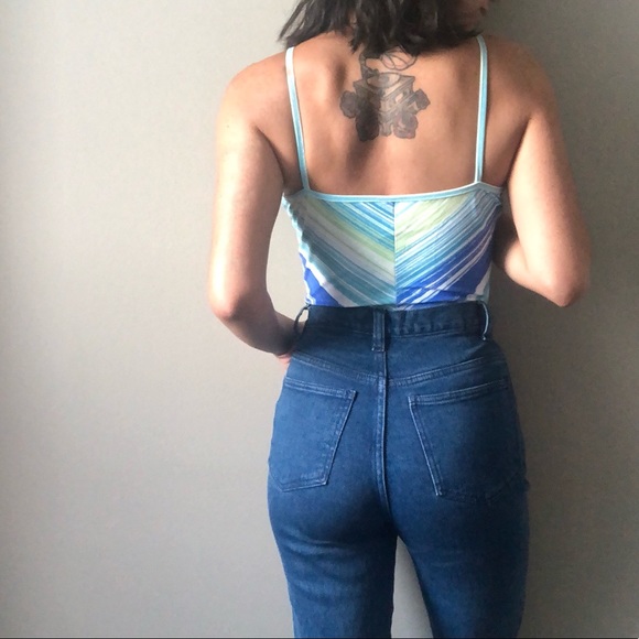 Via Moda Keyhole Cutout Tank - Picture 2 of 5